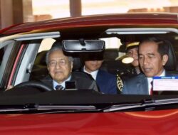 Mahathir Mohamad Masih Nyetir Sendiri Saat Usia Nyaris 100 Tahun