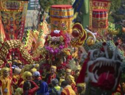 Warga Cina Benteng Tangerang Rayakan Gotong Toapekong