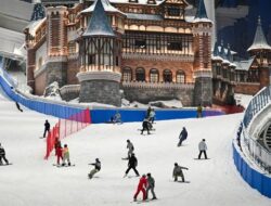 Hadapi Cuaca Terpanas, China Buka Resor Ski Indoor Terbesar di Dunia