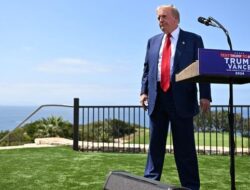 Terdengar Suara Tembakan Saat Donald Trump Bermain Golf