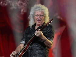 Brian May Pamer Balik Main Gitar Usai Alami Stroke