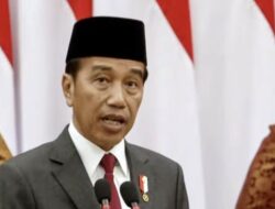 Jokowi Gandeng Jan Ethes Hadiri HUT ke-79 TNI di Monas