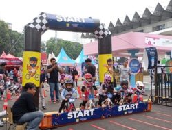 Balita dan Orang Tua Heboh Ikut Lomba Push Bike di HUT Transmedia 23