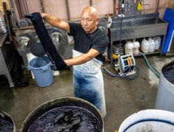 Celana Jeans yang Dibuat Secara Tradisional, Dijual Rp 20 Juta