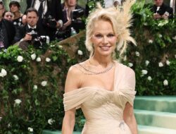 Pamela Anderson Cerita Pernah Hampir Terbunuh di Pesawat