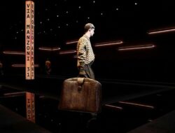 Tergoda Koleksi Emporio Armani di Milan Gaya Busana Week