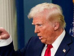 Trump Tunda Penerapan Tarif Produk Impor Tinggi Kanada Selama 30 Hari