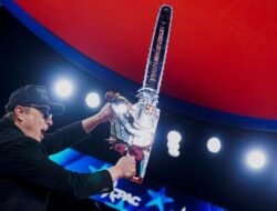 Elon Musk Pamer Gergaji Mesin di Acara Partai Republik