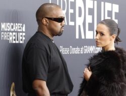 Kanye West Anggap Aksinya dan Bianca Censori di Grammy sebagai Seni