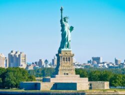 Siapa Anggota Parlemen Prancis yang Minta AS Kembalikan Liberty?