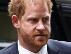 Pangeran Harry Disebut Tahu Bapaknya Masuk RS dari Berita di Media