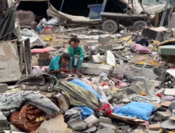 Israel Serang Deir al-Balah, Korban Tewas Terjebak Reruntuhan