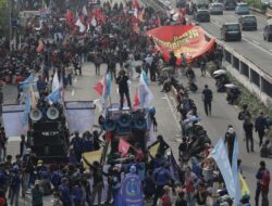 Polisi Tetapkan 13 Penyusup Aksi Massa Hari Buruh di Dewan Perwakilan Rakyat Jadi Tersangka