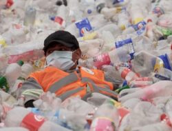 Bogota ‘Bencana Banjir’ Botol Plastik saat Unjuk Rasa Pekerja Daur Ulang