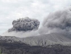 Gunung Dukono dan Gunung Ibu di Halmahera Erupsi Minggu Siang Ini
