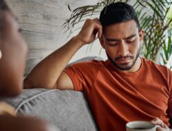 5 Tanda Si Ia Merasa Bosan Tapi Enggak Ingin Ngaku