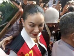 Nikita Mirzani Emosi Dengar Kesaksian Reza Gladys di Sidang