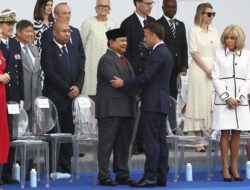 Momen Kedekatan Prabowo dengan Macron Usai Upacara Bastille Day