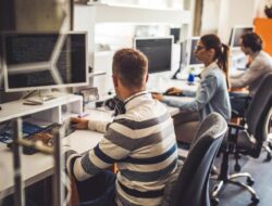 Kerja Depan Laptop Seharian? Hindari 5 Posisi Duduk yang Salah Ini