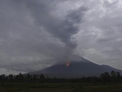 Gunung Semeru Erupsi, Lontarkan Abu Vulkanik 700 Meter
