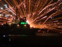 Penampakan Kapal Peluncur Kembang Api Jepang Terbakar