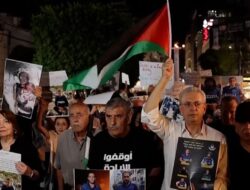 Warga Tepi Barat Gelar Aksi Keluhan Masyarakat Pembunuhan Jurnalis di Gaza