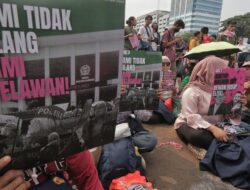 Aksi Damai Tuntutan 17+8 di Depan Dewan Perwakilan Rakyat
