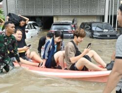 Momen Evakuasi Wisatawan Asing Terjebak Bencana Banjir Bali