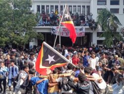 Bentrok Polisi-Pedemo, Dewan Perwakilan Rakyat Timor Leste Batalkan Anggaran Kendaraan Pribadi Dinas