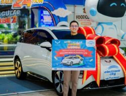 Electronic City Serahkan Hadiah Utama Program Spectacular Surprise