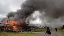 SMP Negeri di Pegunungan Papua Dibakar, KKB vs TNI-Polri Saling Tembak