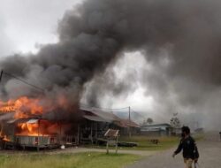 SMP Negeri di Pegunungan Papua Dibakar, KKB vs TNI-Polri Saling Tembak