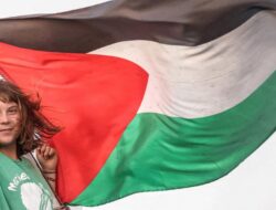 Greta Thunberg Diseret Sampai sekarang Dipaksa Cium Bendera Israel saat Ditahan