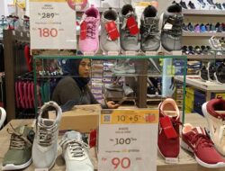 Sepatu-Sandal Anak Sampai saat ini Dewasa Sale di Transmart Full Day Sale