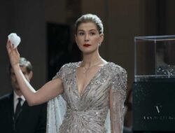 Kritikus Nilai Rosamund Pike Selamatkan Now You See Me: Now You Don’t