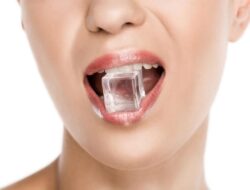 6 Bahaya Sering Mengunyah Es Batu yang Wajib Diwaspadai