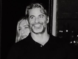 Jennifer Aniston Mesra Bareng Jim Curtis: Happy Birthday My Love