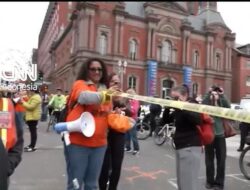 Unjuk Rasa Anti-Trump Kepung Gedung Putih Pakai Pita Kuning TKP Kejahatan