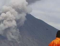 Semeru Muntahkan Lava Pijar Sejauh 2,5 Km Pagi Ini