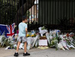 Keluarga Yahudi-Muslim Beri Bunga ke Pahlawan di Penembakan Sydney
