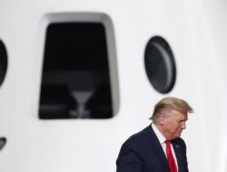 Saingan dengan China, Trump Ambisi Kirim Astronot ke Bulan di 2028