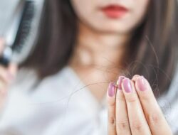 Kenali Dalang Rambut Rontok saat Menopause dan Trik Mengatasinya